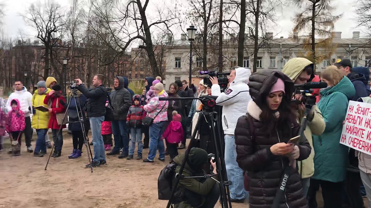 Глава жилищного комитета Шиян на митинге многодетных семей