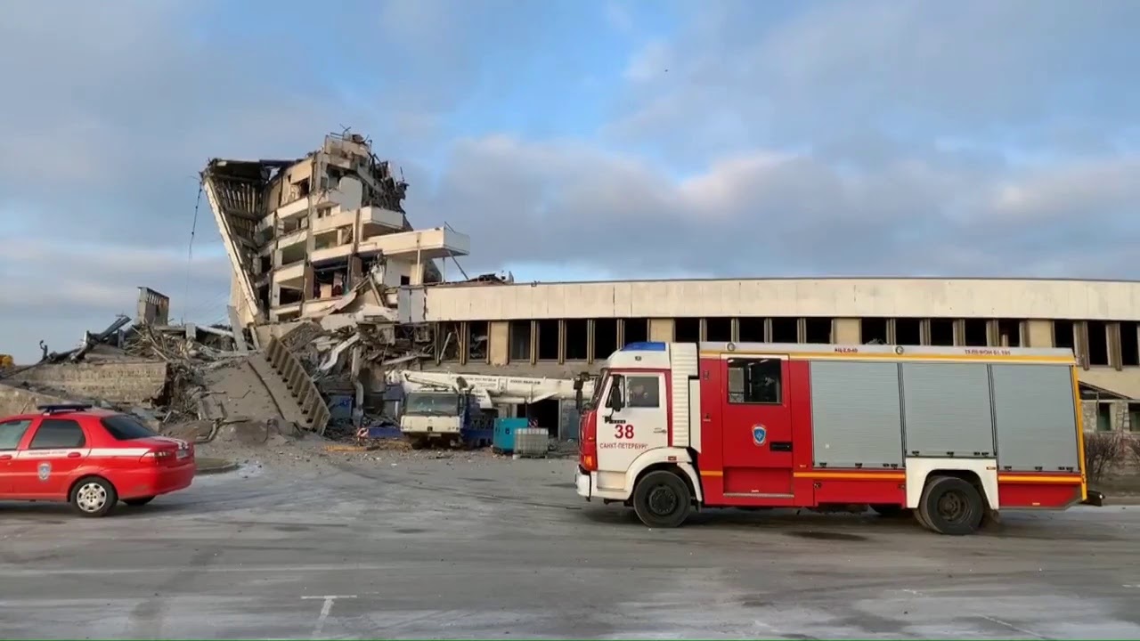 Видео с места, где рухнула крыша СКК