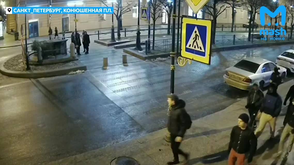 Новое видео:  «В самом центре Питера на прохожего напала...