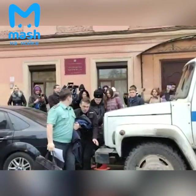 Аллу вывели из суда в сопровождении приставов и посадили в...