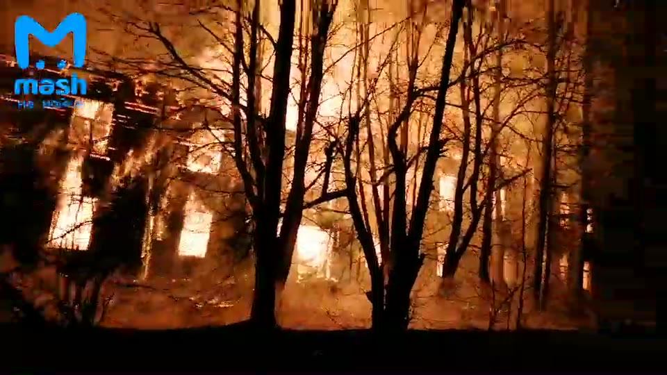 Новое видео:  «В Ульяновке мощно горит деревянный корпус...