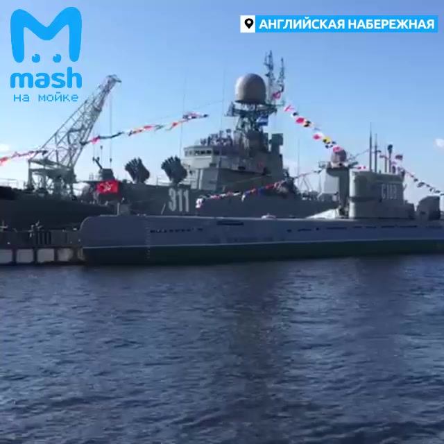 Новое видео:  «Кадры с военно-морского парада СПб»