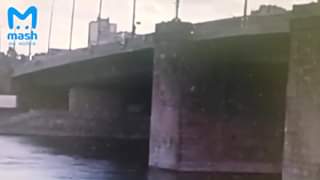 Новое видео:  «С Володарского моста в Неву спрыгнули два...