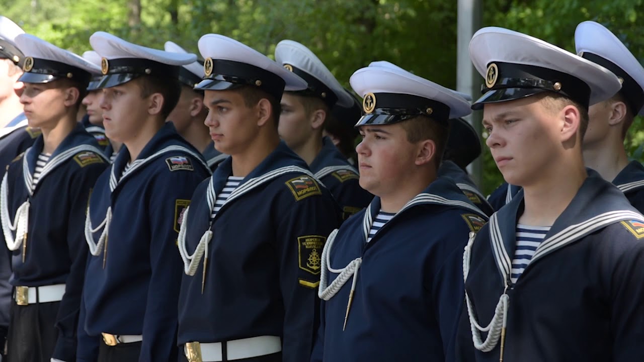 Возложение цветов к памятнику морякам минных тральщиков курсантами ИВО СПбГМТУ