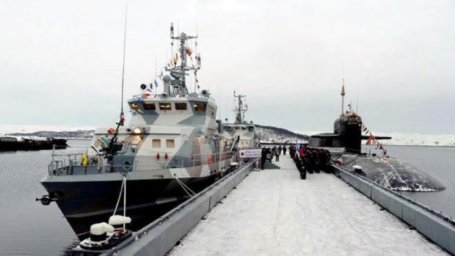 ​​В Петербург для участия в военно-морском параде…