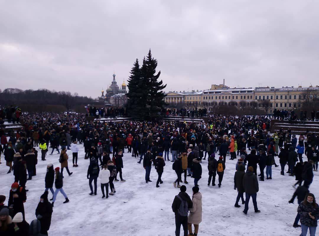 Полицейский выводит из ограниченной для пешеходов зоны у…