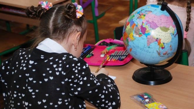 ​​В Петербурге 1000 детей и 600 учителей отсутствуют в...