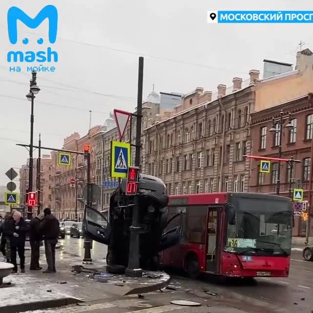 На Московском проспекте автобус заставил «Форд» залезть на...