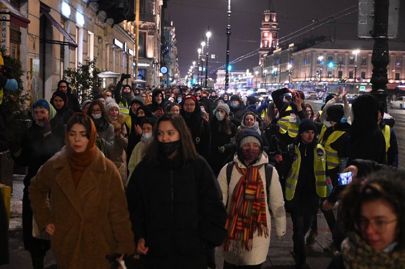 Петербуржцы, которые вышли на улицу в знак протеста...