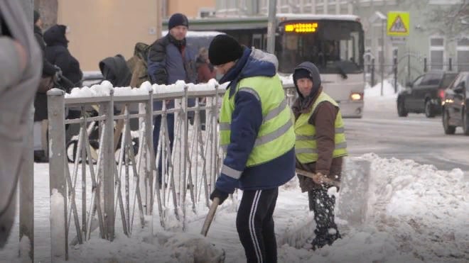 ​​Дворы Петербурга от снега чистят более семи тысяч…