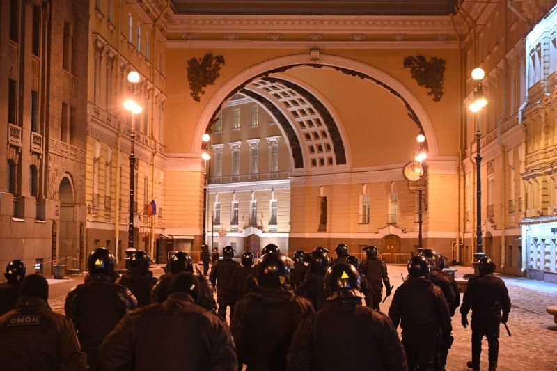 Петербуржцы, которые вышли на улицу в знак протеста...