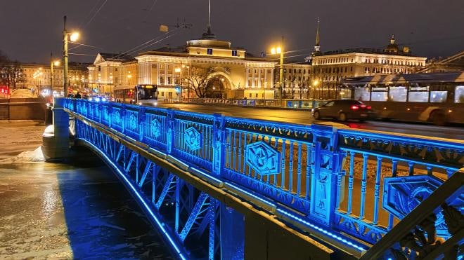 ​​Дворцовый мост подсветили синим в поддержку людей…