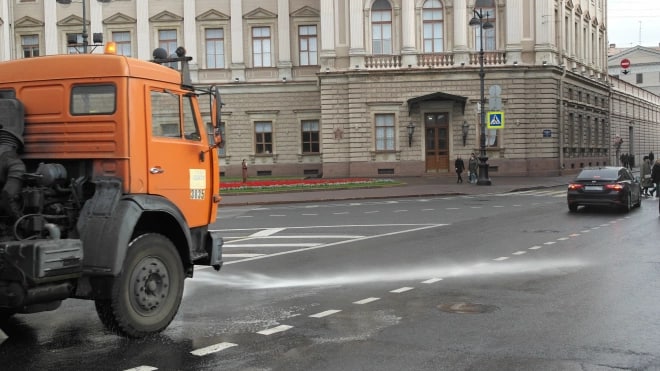 ​Ежедневно улицы Петербурга чистят и моют более 500…