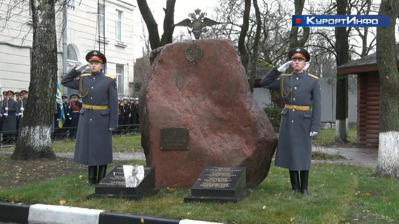 ​Напротив здания МВД в Петербурге открыли памятник…