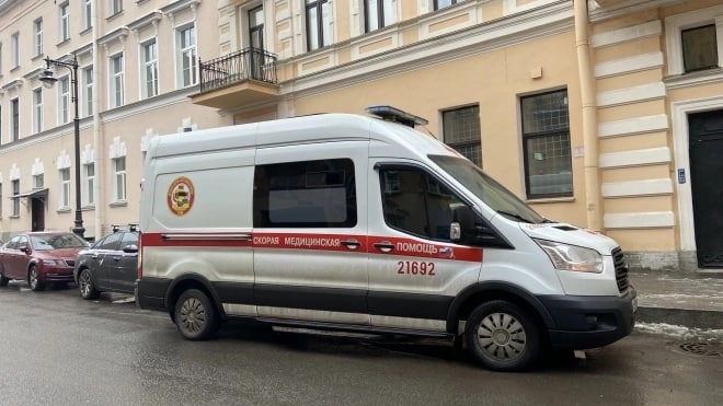 ​Петербуржца с ножевыми ранениями нашли в подъезде…
