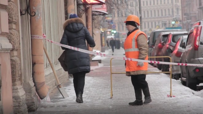 ​Из-за снега и наледи на крышах в Петербурге…